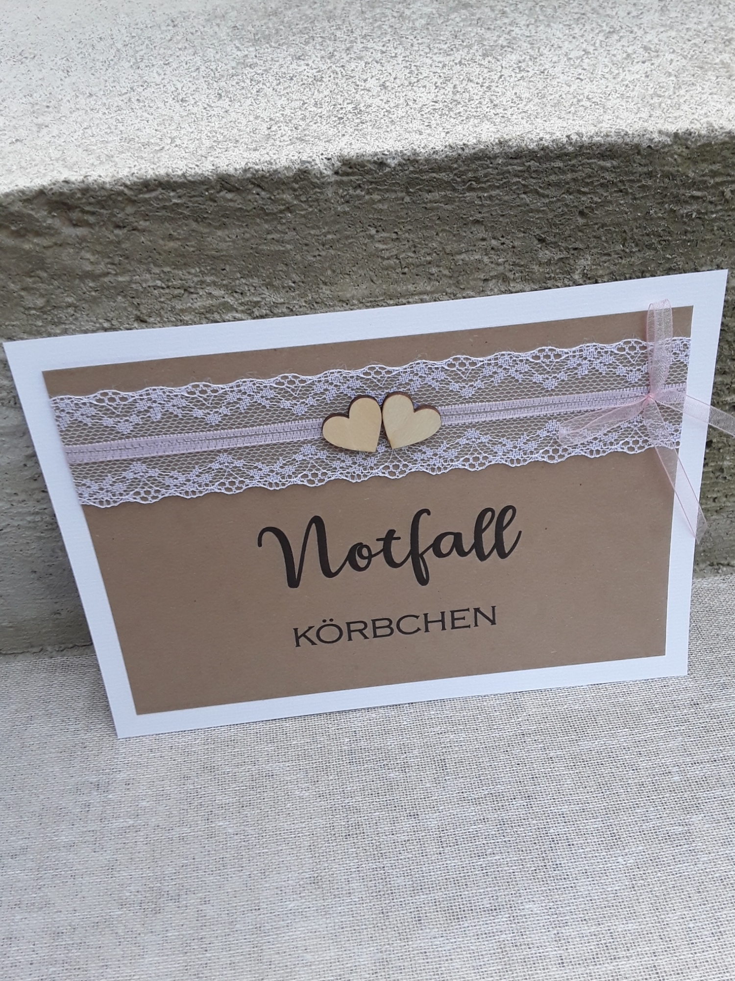 Schild Karte Notfallkörbchen vintage Hochzeit Spitze Kraft Karton Holzherzen einfach oder doppelt