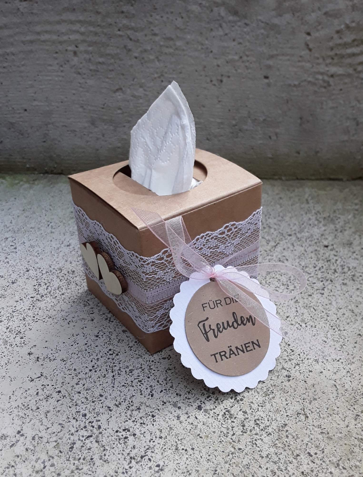 Taschentuch mit Box für Freudentränen zur Hochzeit Kraft Kartonage Spitze Holzherzen vintage