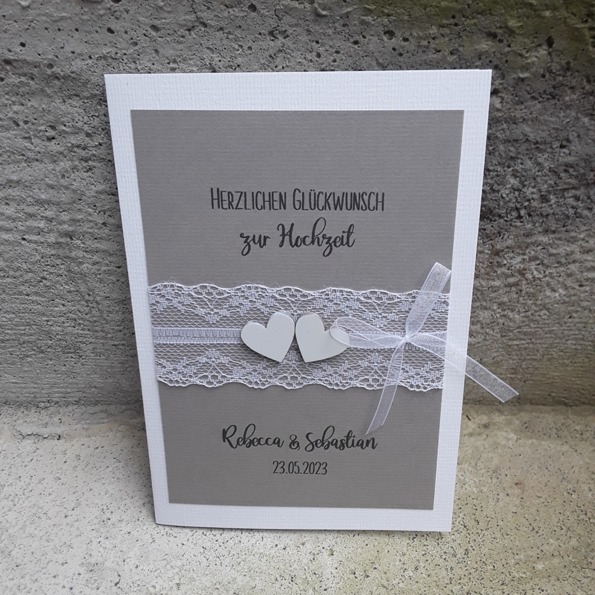 Glückwunschkarte zur Hochzeit personalisiert rustikal B6 vintage Holzherzen Spitze Kraft taupe