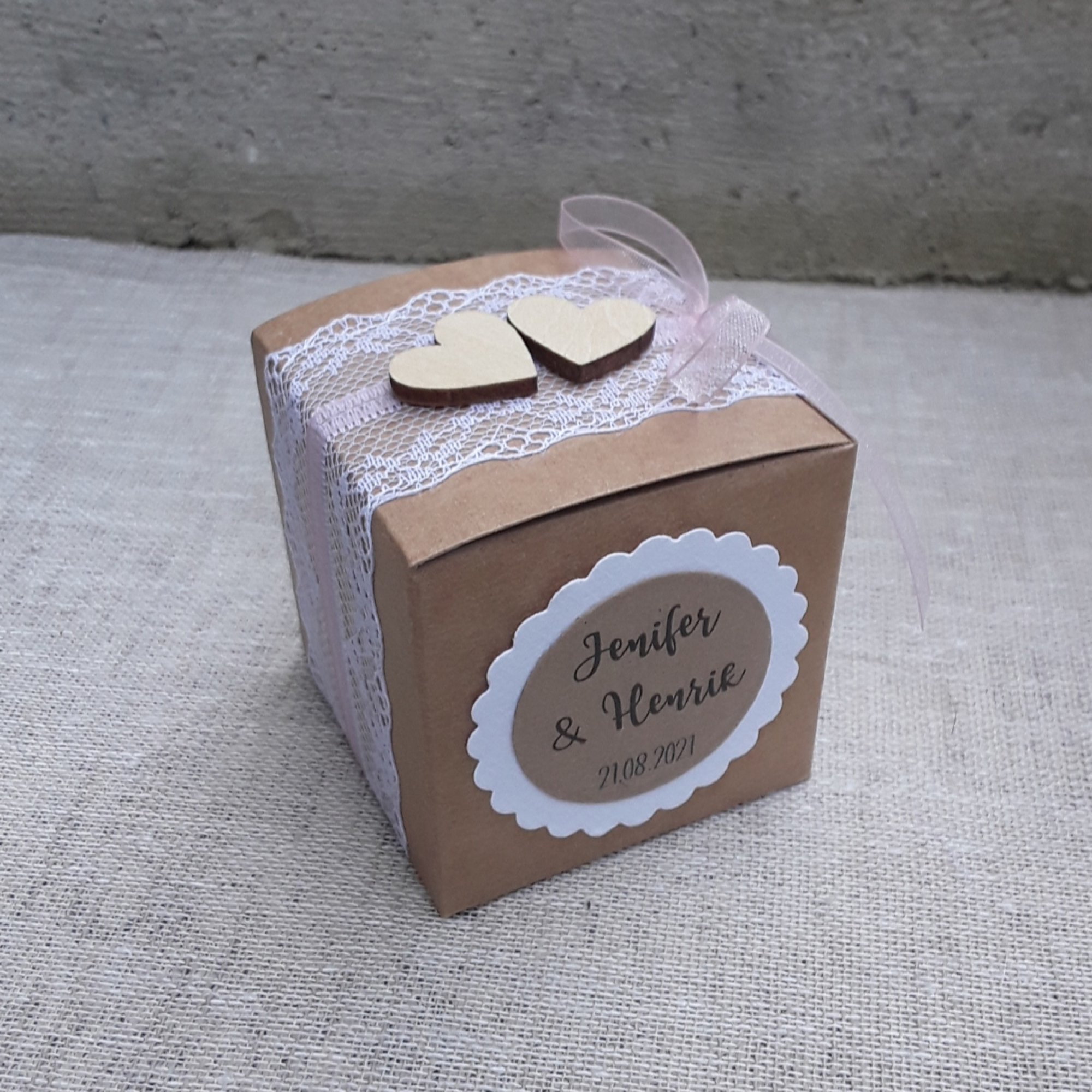 Preview: Geschenkanhänger Gastgeschenkanhänger rund incl. Druck weiß Kraft Taupe grau