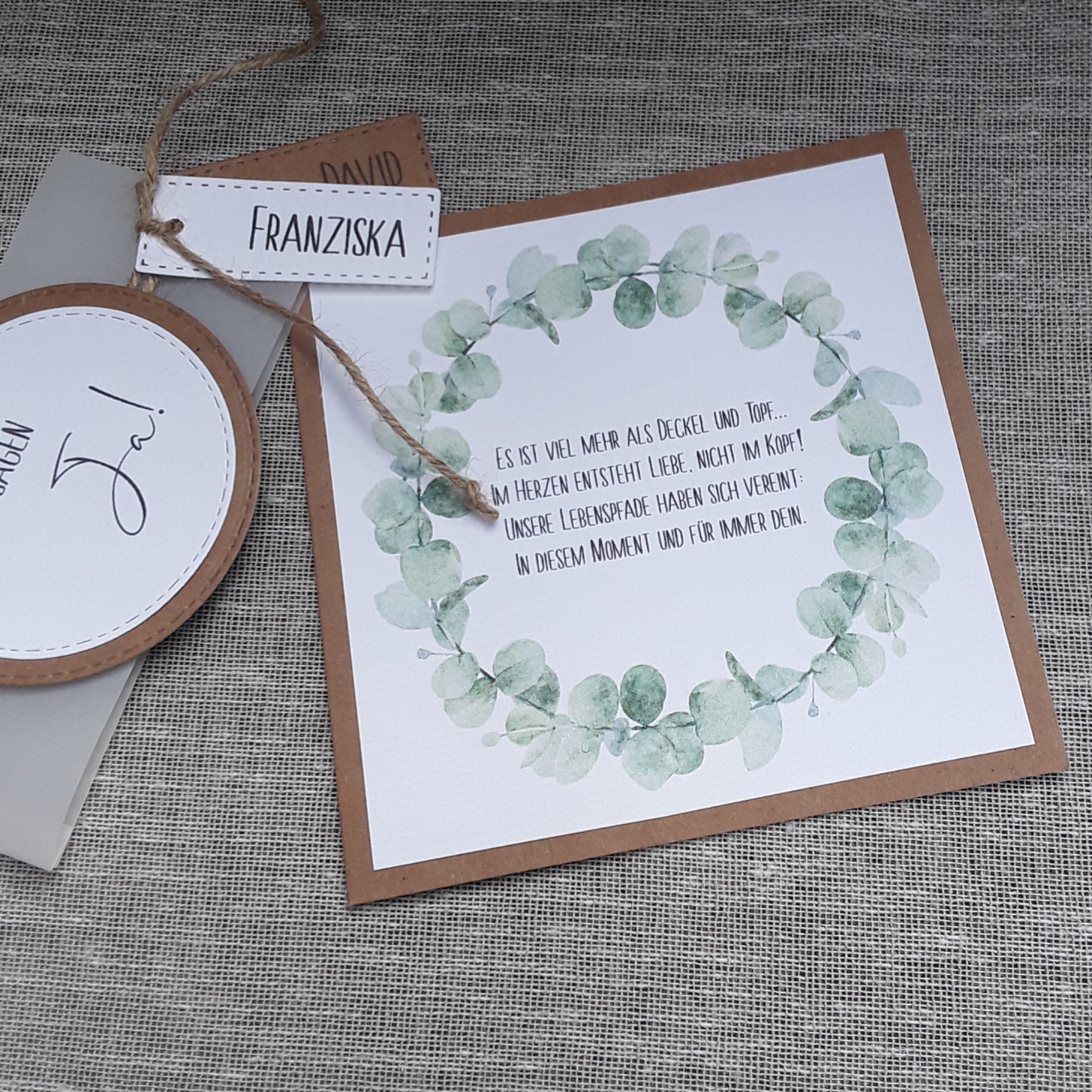 Einladungskarte zur Hochzeit Eukalyptus Eukalyptuskranz Kraft vintage greenery Spruch Banderole Namensanhänger