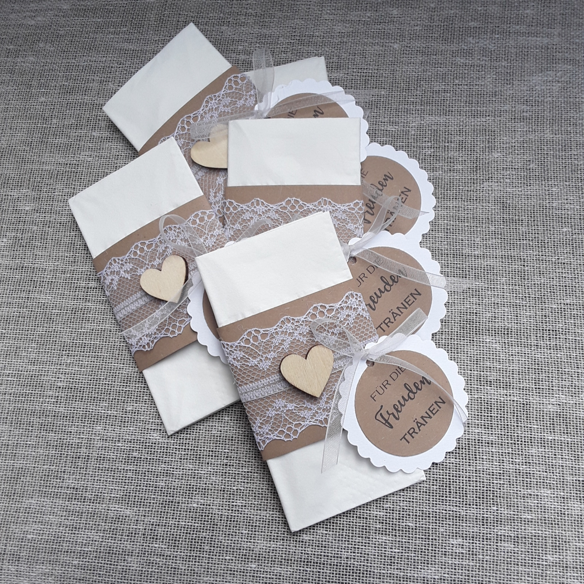 Preview: Banderole für Taschentücher Freudentränen Hochzeit Kraft vintage Spitze Holzherz