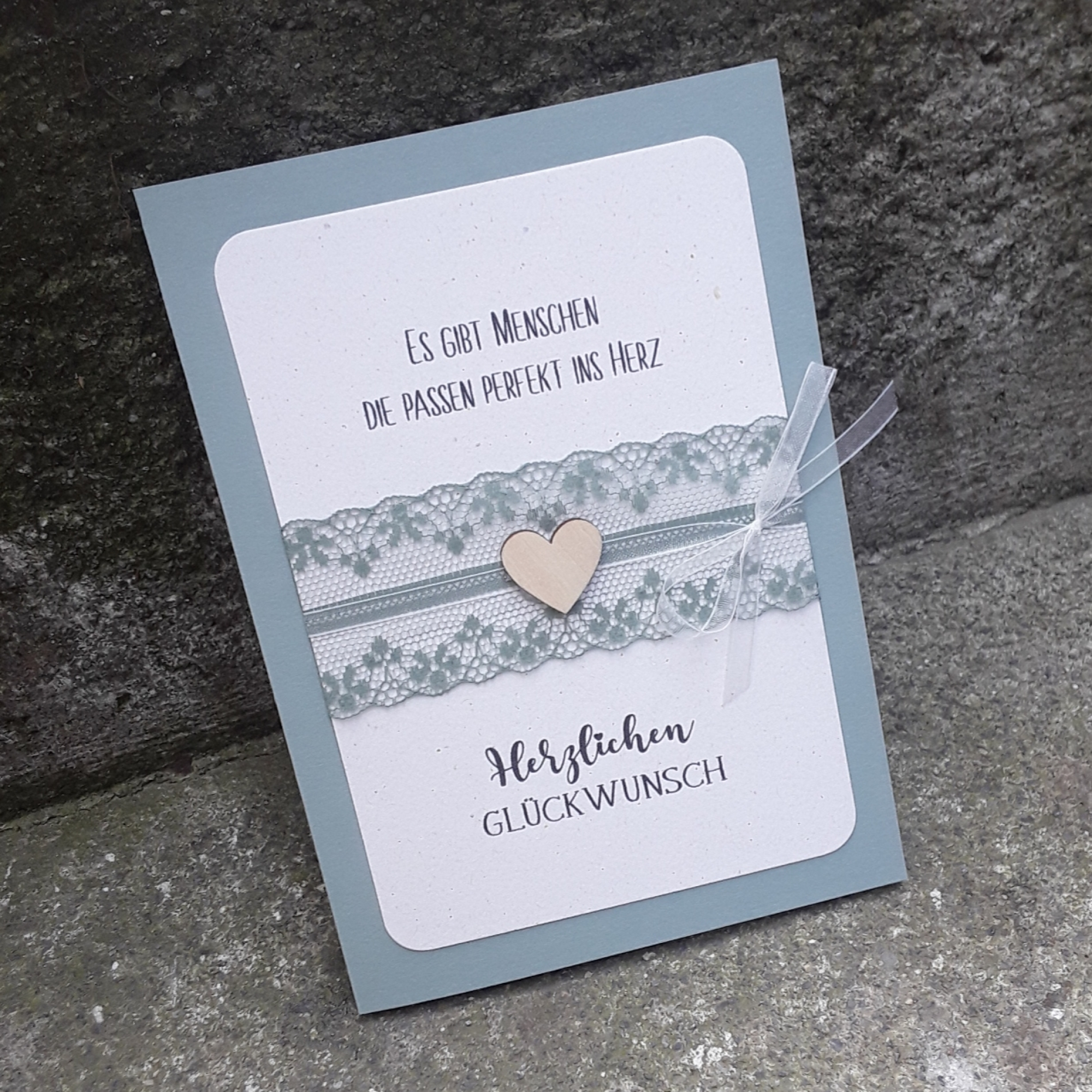 Preview: Besondere Glückwunschkarte Karte altrosa eukalyptusgrün Birkenherz Holzherz Spitze B6 Es gibt Menschen die passen perfekt ins Herz Geburtstag Hochzeit