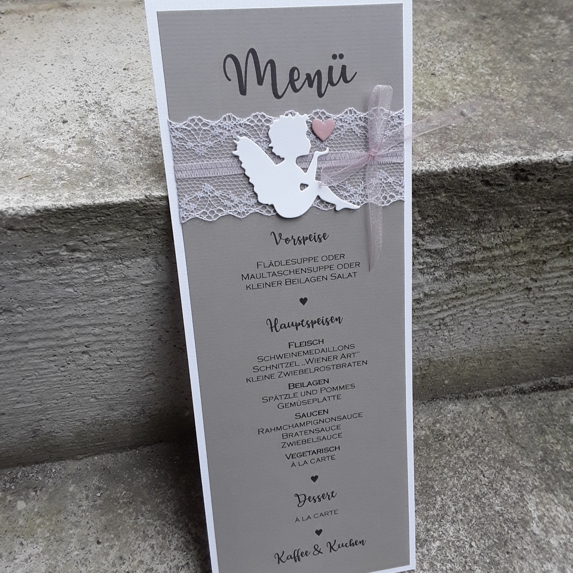 Menükarte zur Kommunion, Konfirmation o. Taufe vintage DIN lang Engel inclusive Druck grau taupe Kraft altrosa