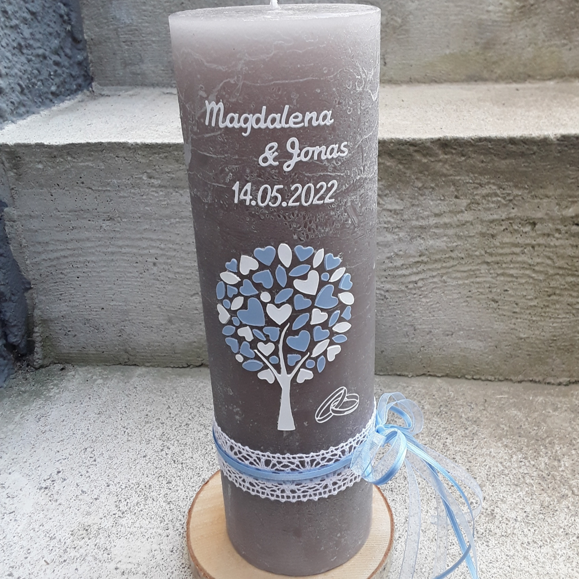 Preview: Hochzeitskerze Lebensbaum Herzchen taupe rustikal vintage lavendel lila flieder 25x8 cm grau rustic personalisiert