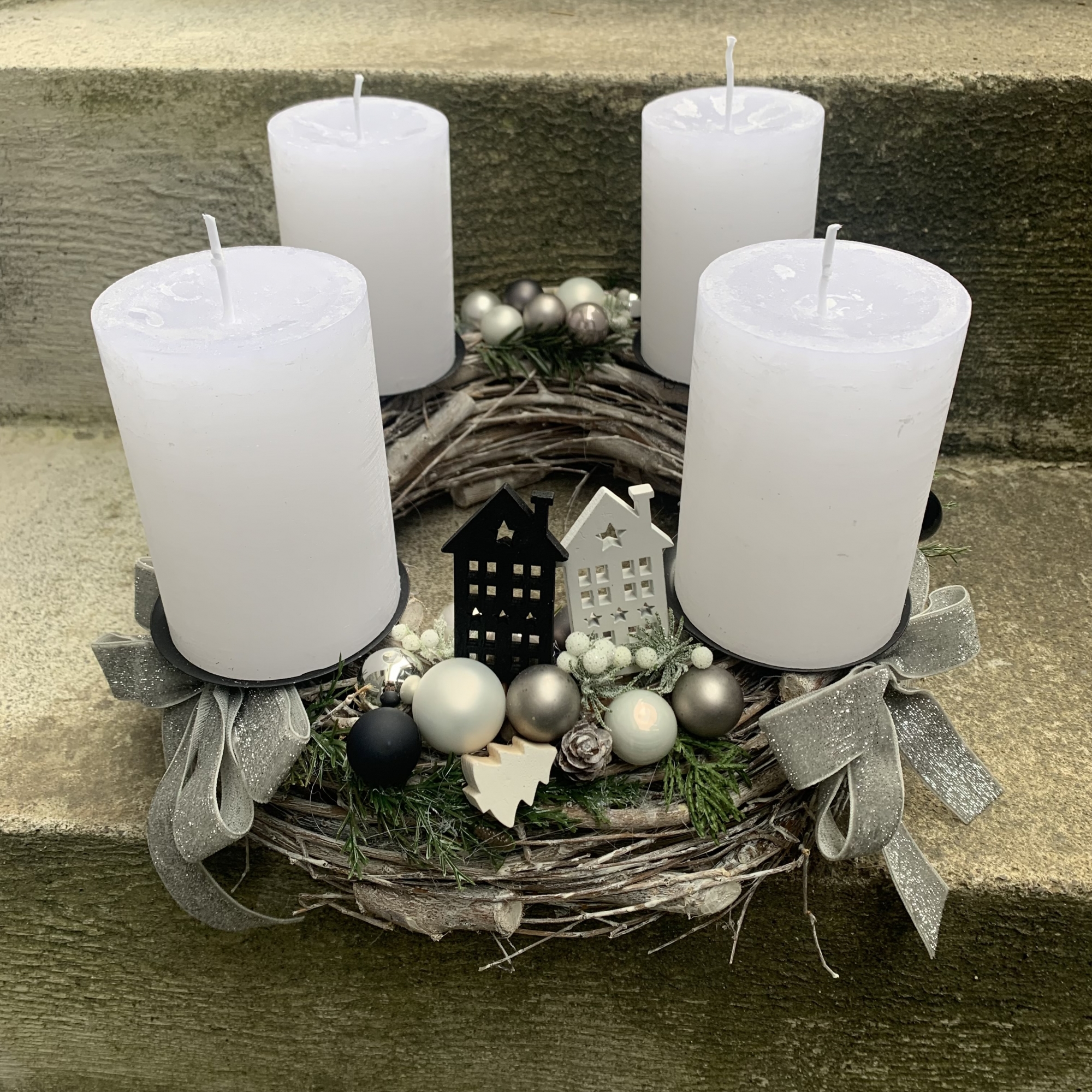Besonderer Adventskranz grau weiss silber grau anthrazit schwarz rustic Kerzen
