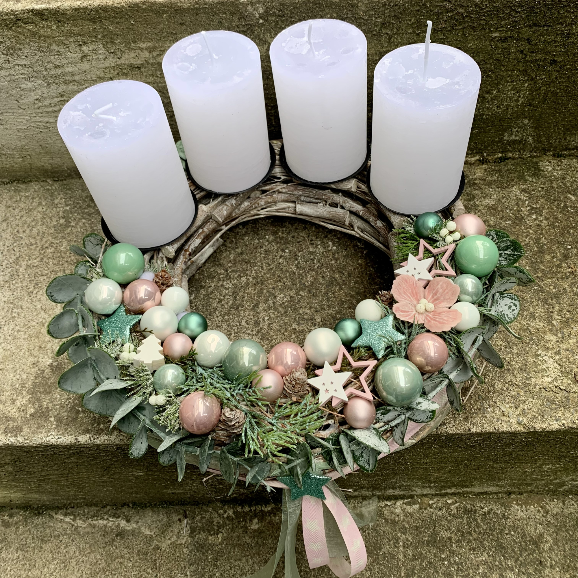 Besonderer Adventskranz eukalyptusgrün grün mint rosa altrosa rustikale Kerzen weiß Kranz Advent