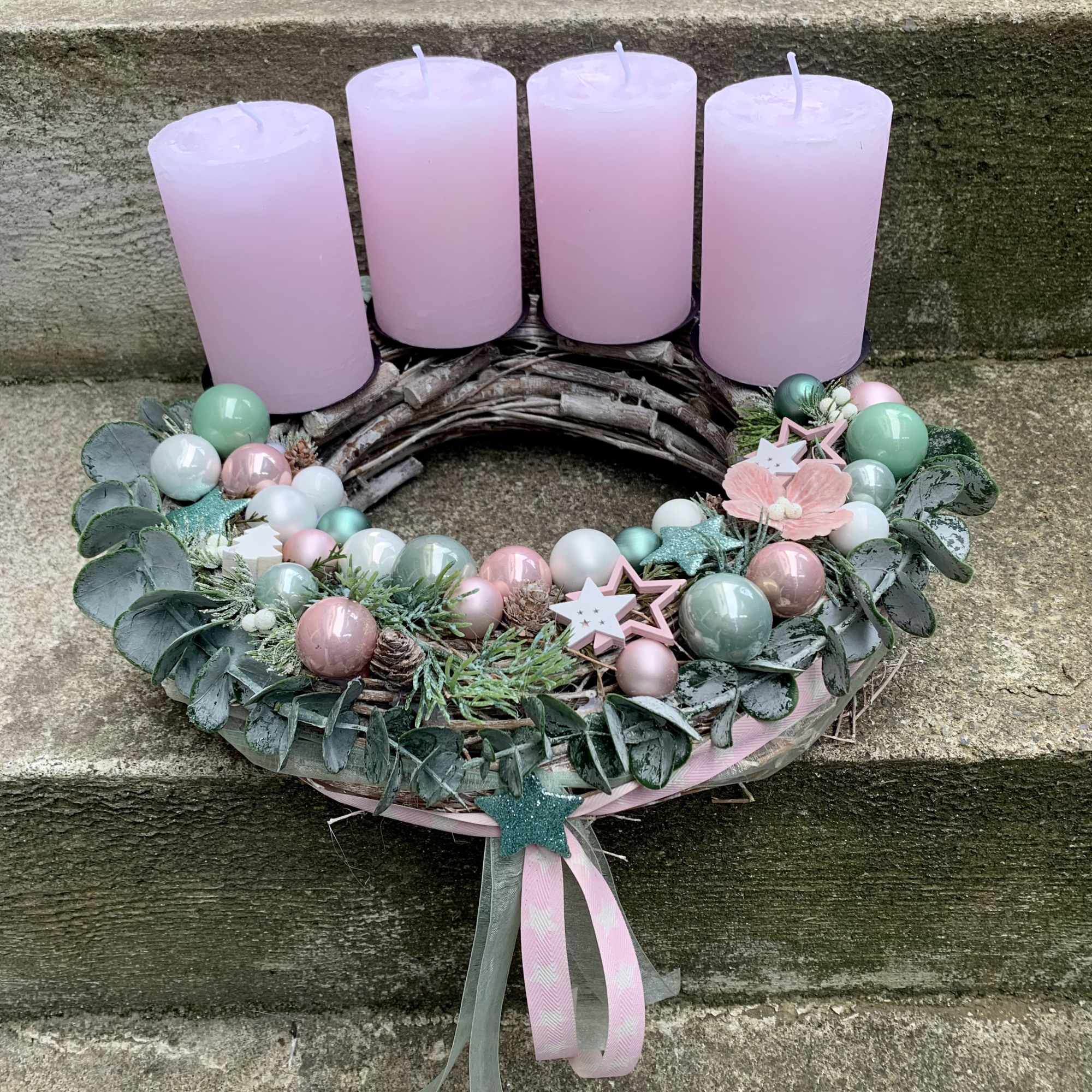 Besonderer Adventskranz eukalyptusgrün grün mint rosa altrosa rustikale Kerzen weiß Kranz Advent