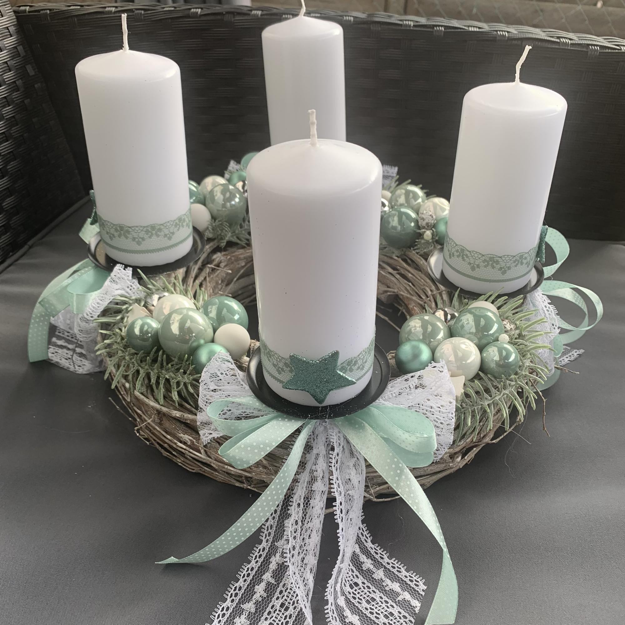 Besonderer Adventskranz eukalyptusgrün grün mint salbeigrün weiße Kerzen Kranz Advent