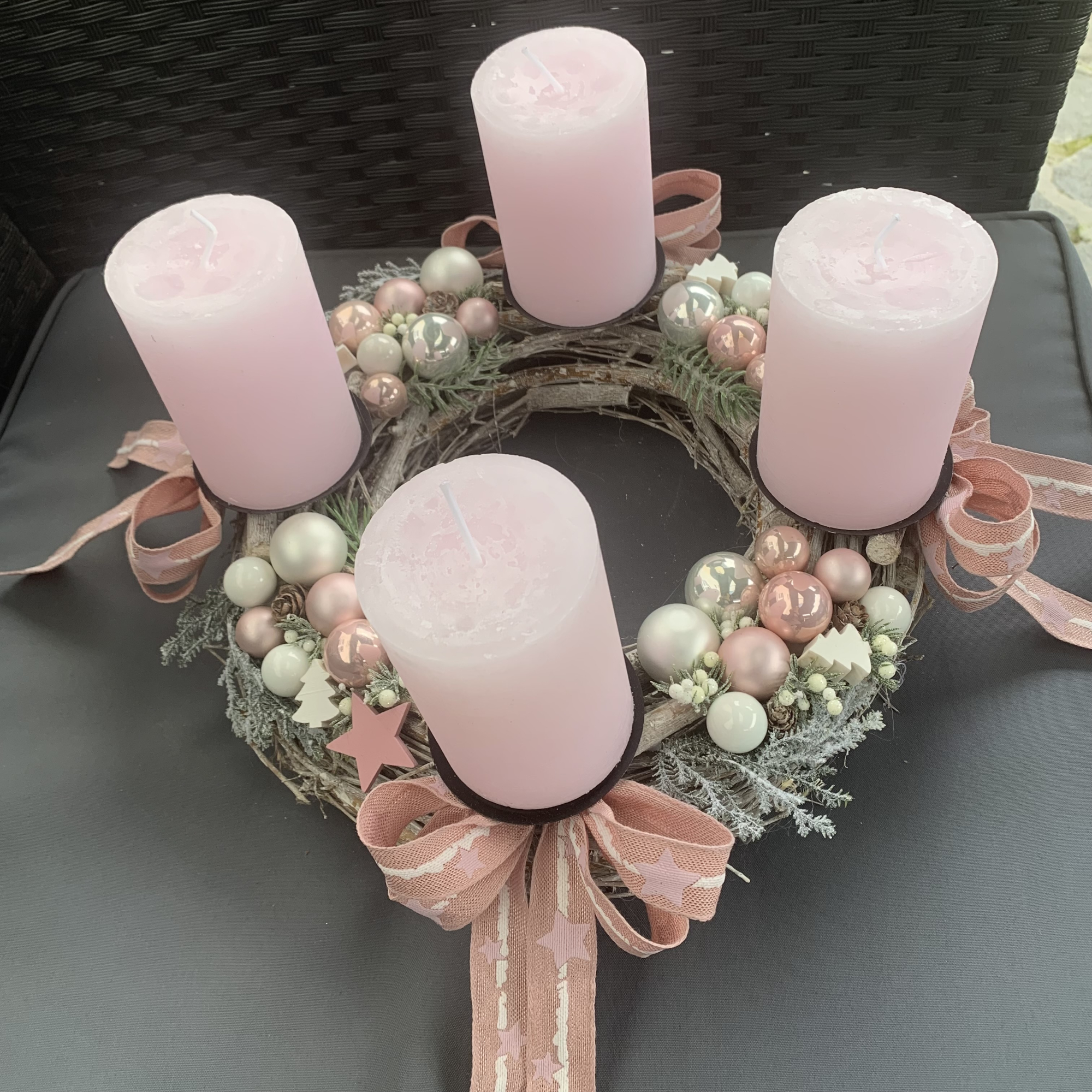 Besonderer Adventskranz rosa altrosa weiß rustikale rustic Kerzen