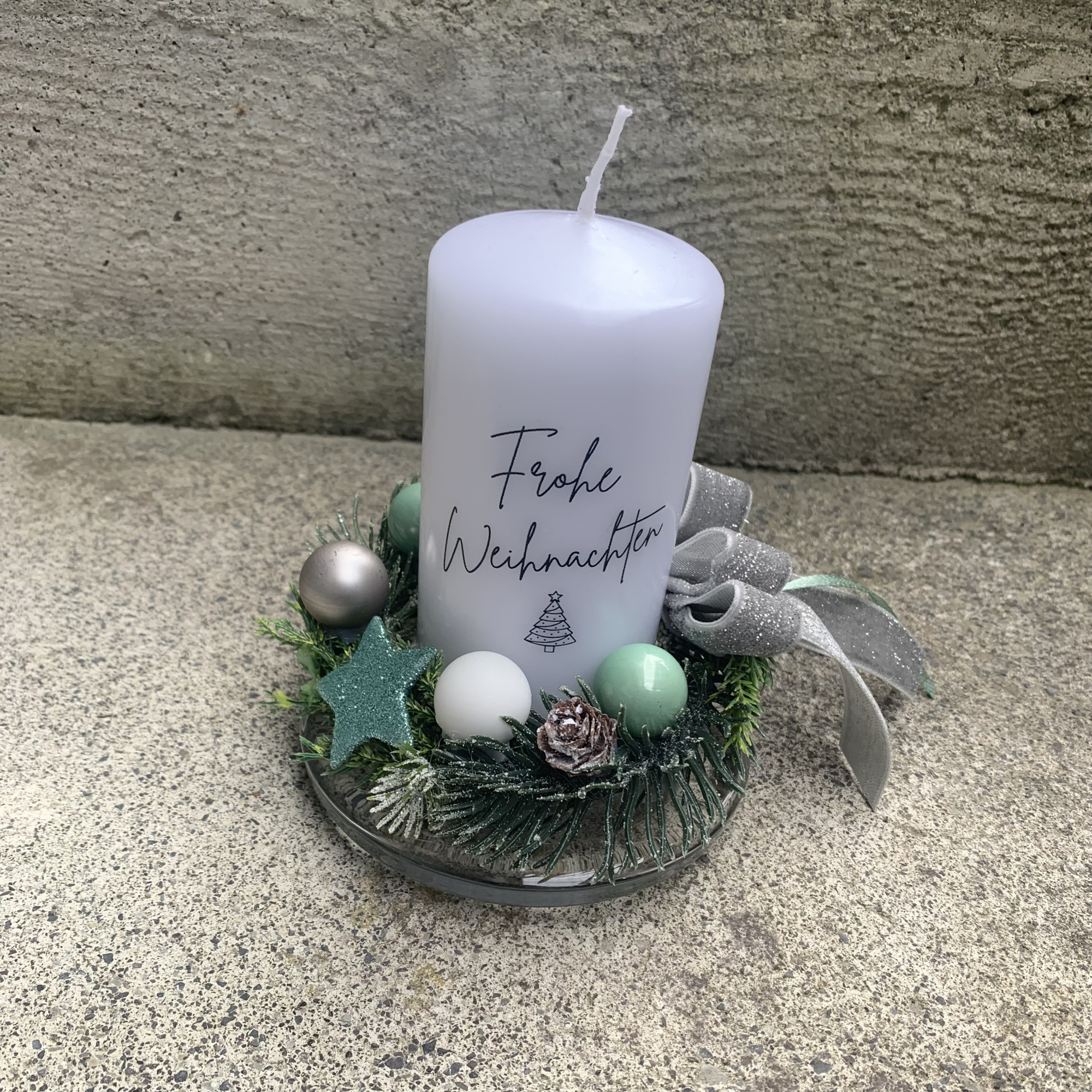 Stumpenkerze weiß 12x6 cm Frohe Weihnachten mit Kränzchen und Glasteller mint grau Weihnachtsdeko Weihnachtsgeschenk