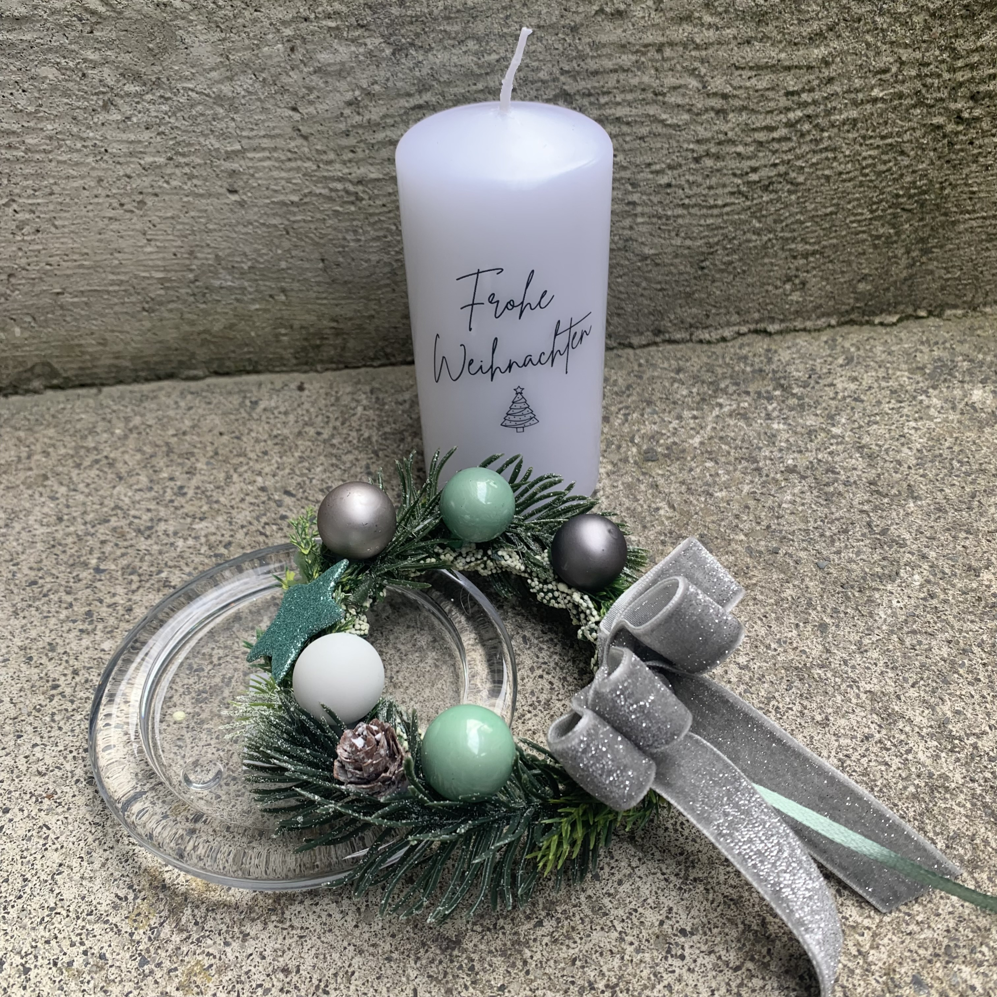Preview: Stumpenkerze weiß 12x6 cm Frohe Weihnachten mit Kränzchen und Glasteller mint grau Weihnachtsdeko Weihnachtsgeschenk