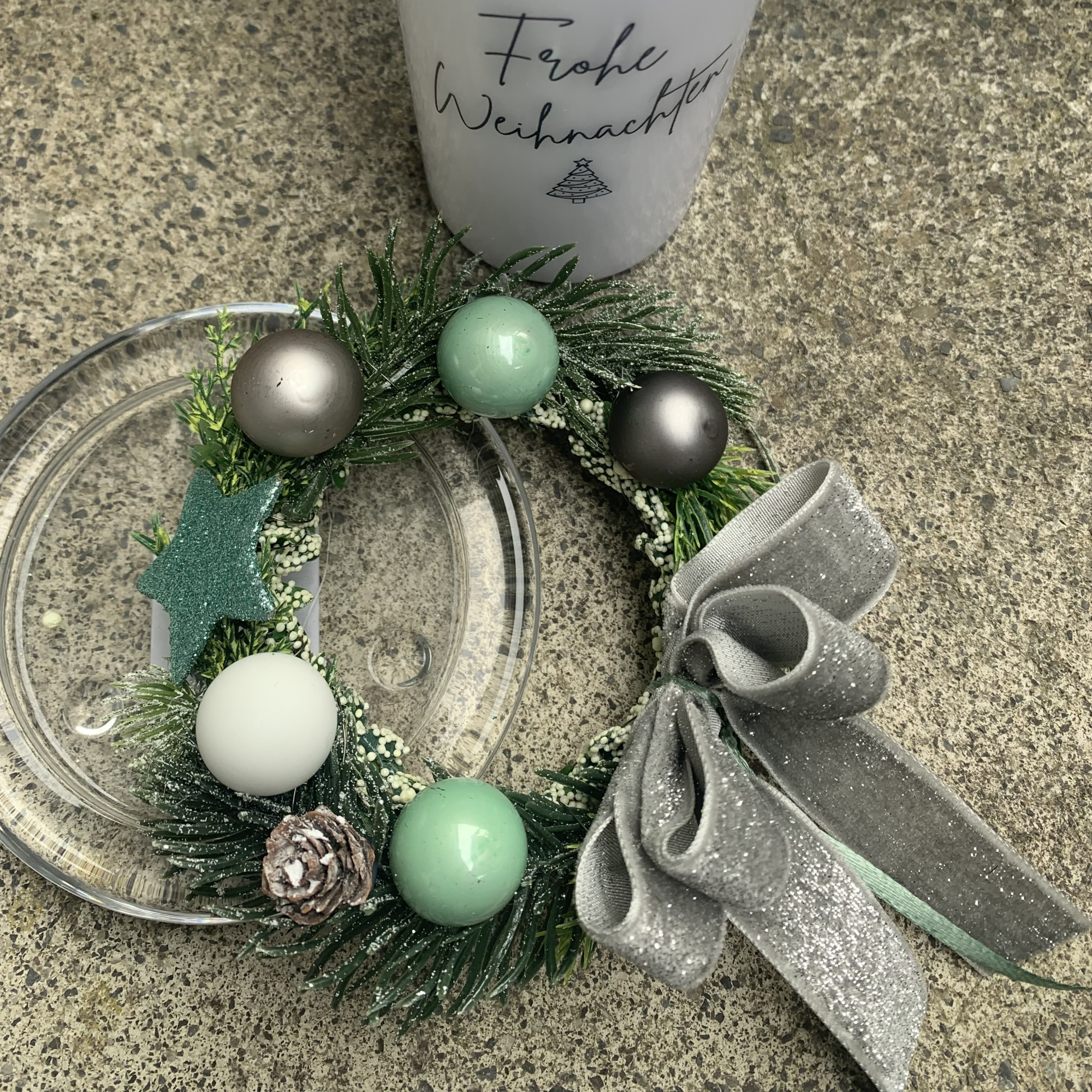 Preview: Stumpenkerze weiß 12x6 cm Frohe Weihnachten mit Kränzchen und Glasteller mint grau Weihnachtsdeko Weihnachtsgeschenk