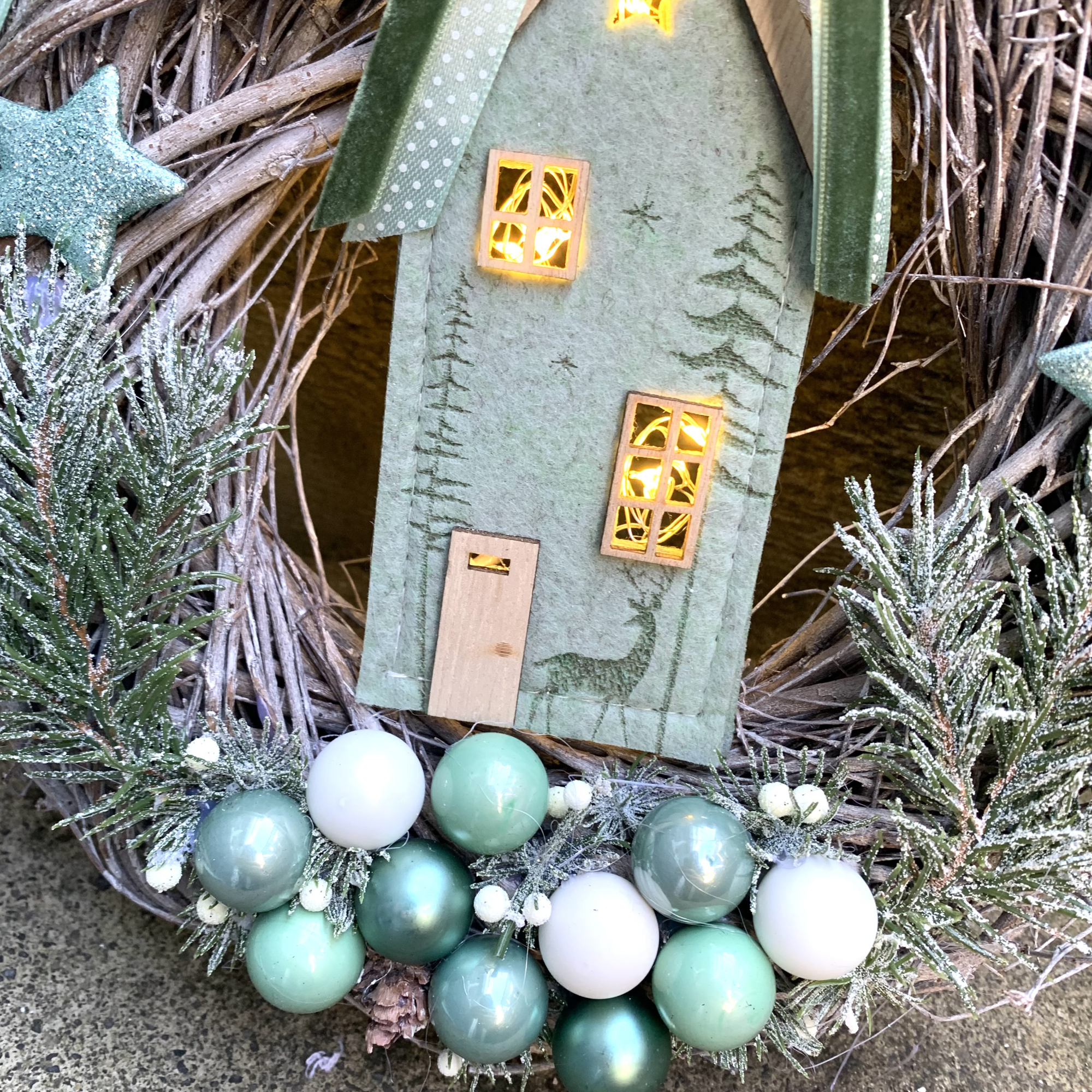 Preview: Türkranz Kranz  Weihnachten 25 cm Weidenkranz LED Filzhaus mint weiß salbeigrün