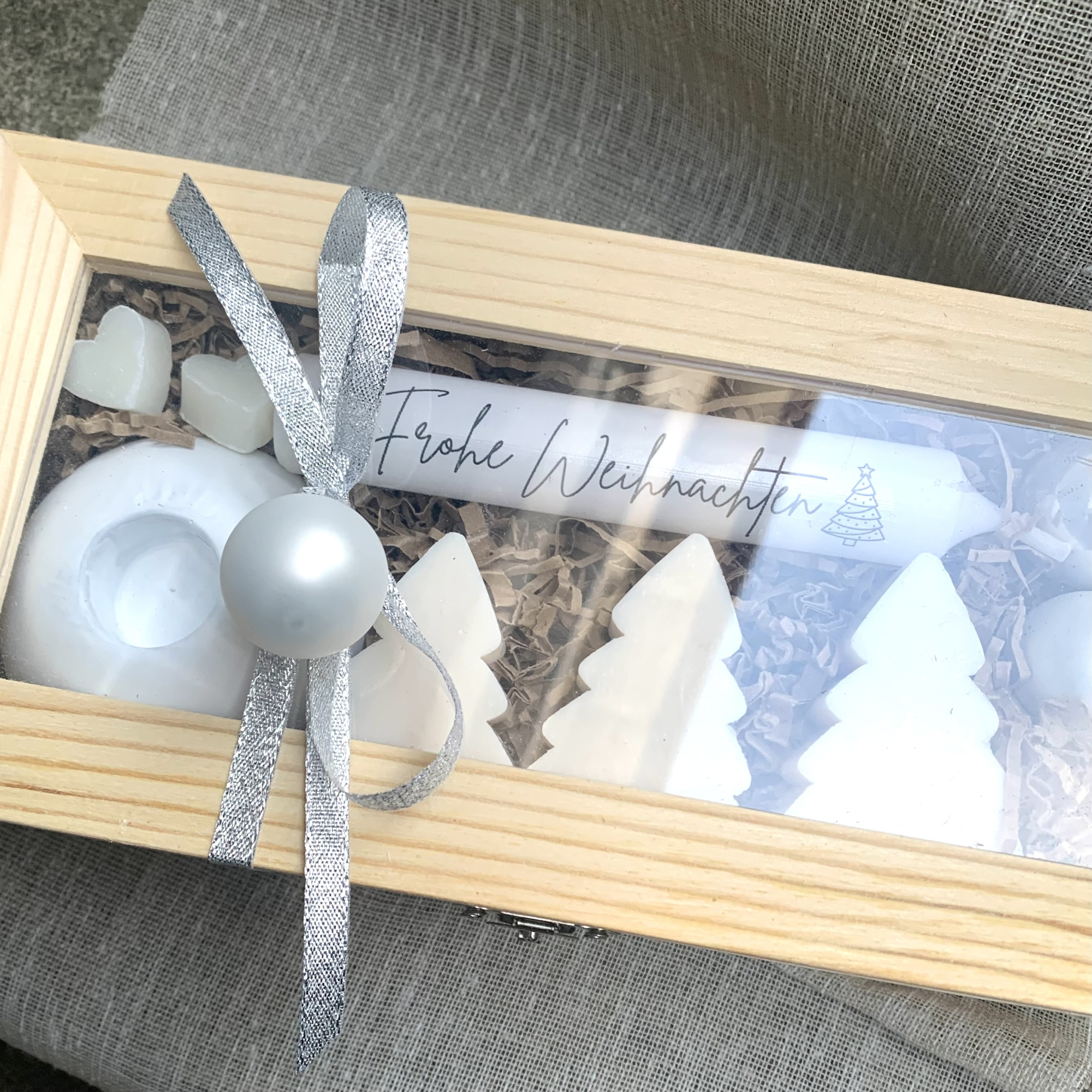 Preview: Weihnachtsgeschenk Geschenkbox Holzbox Holzkiste mit Sichtfenster Seifen Tannenbaum Kerze Frohe Weihnachten Kerzenständer Beton