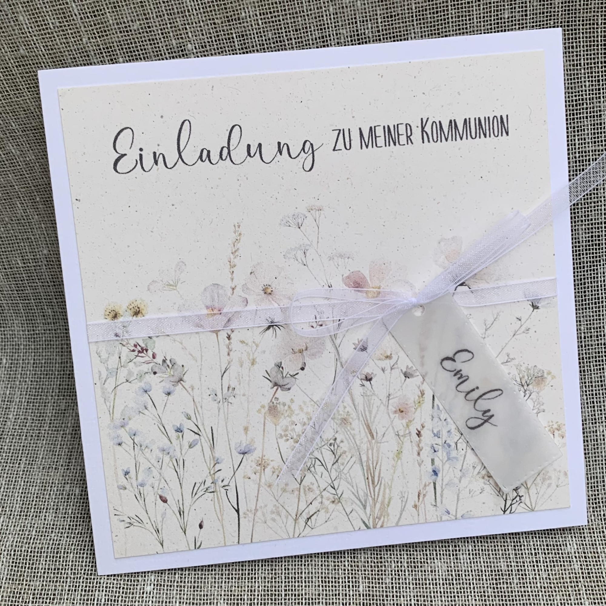 Einladungskarte zur Kommunion Konfirmation Taufe zarte Wildblumen Blumenwiese weiss terra vanilla beige personalisiert elegant zart