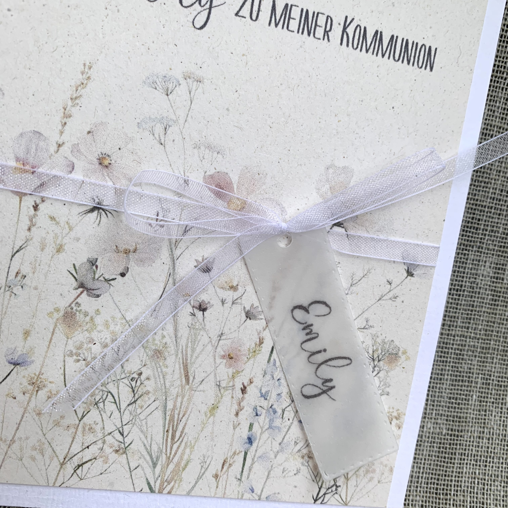 Preview: Einladungskarte zur Kommunion Konfirmation Taufe zarte Wildblumen Blumenwiese weiss terra vanilla beige personalisiert elegant zart