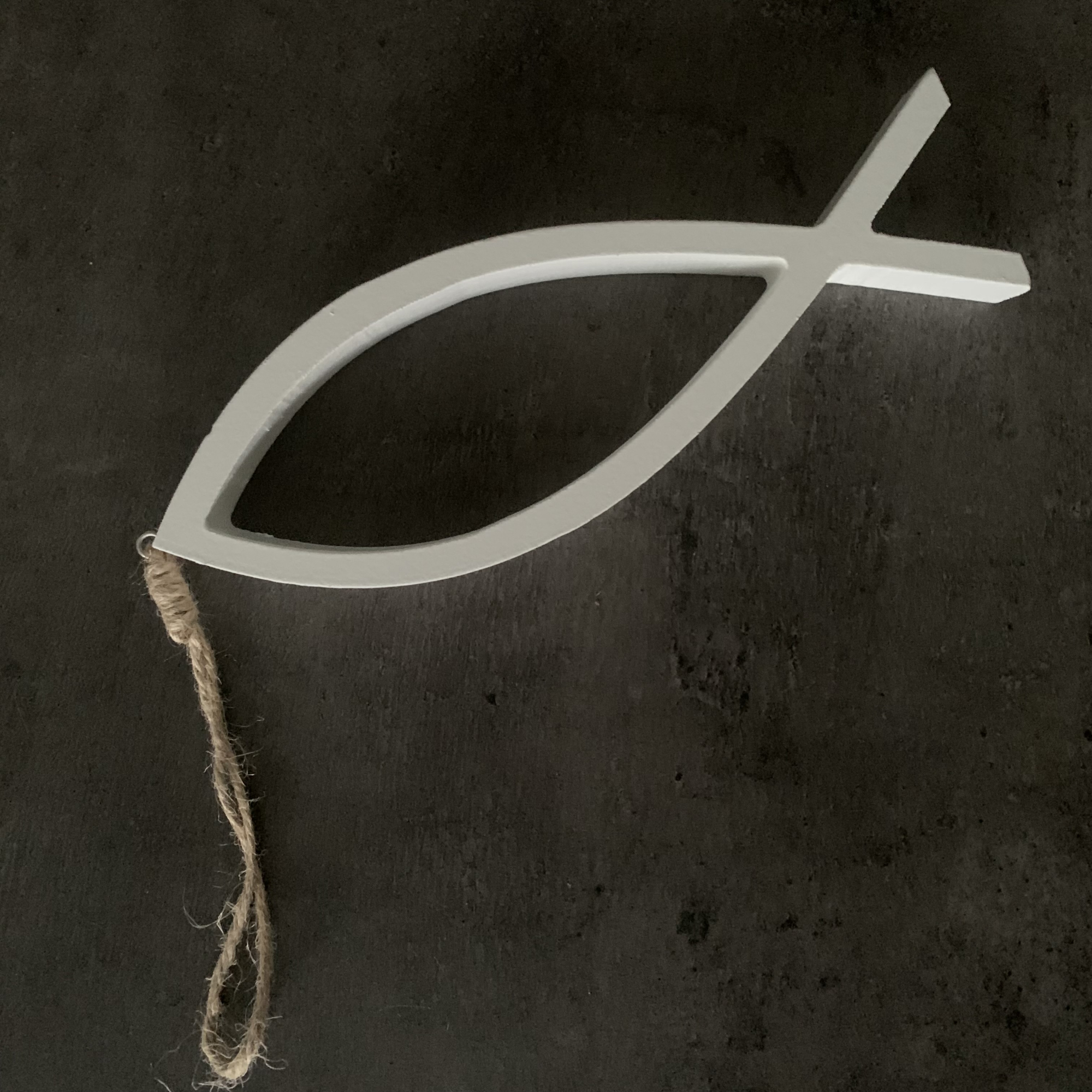 Deko Fisch Holz Holzfisch weiß zum Aufhängen Aufstellen mit Öse Jutekordel Kommunion Konfirmation Taufe Tischdeko