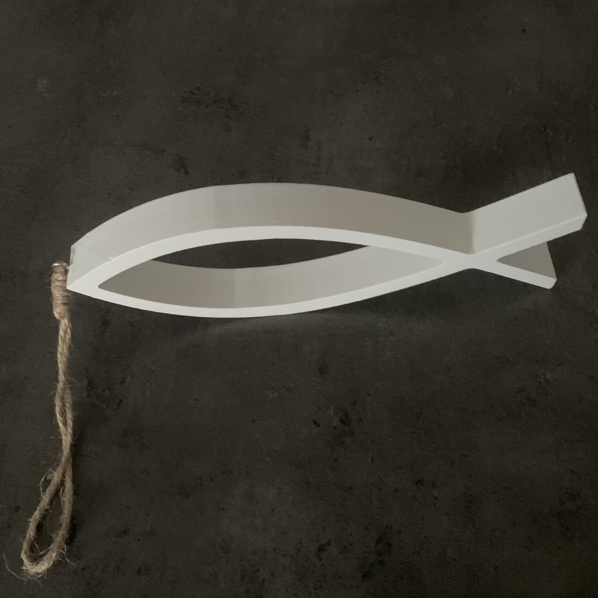 Preview: Deko Fisch Holz Holzfisch weiß zum Aufhängen Aufstellen mit Öse Jutekordel Kommunion Konfirmation Taufe Tischdeko