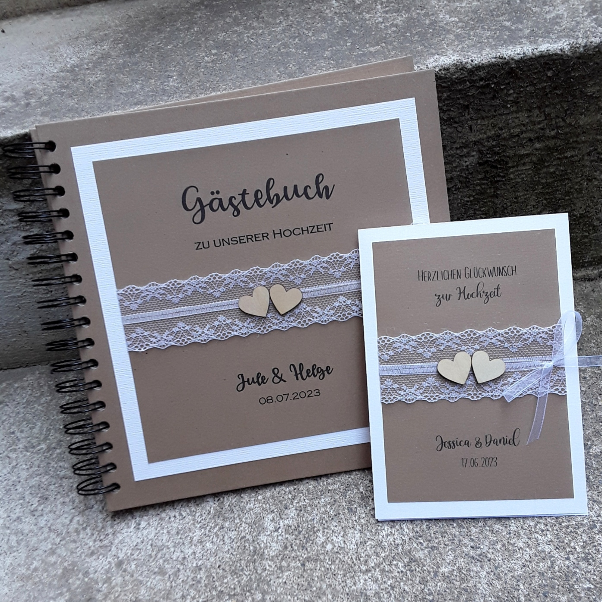 Preview: Gästebuch zur Hochzeit vintage Kraft Spitze Holzherzen natur 23x23 cm