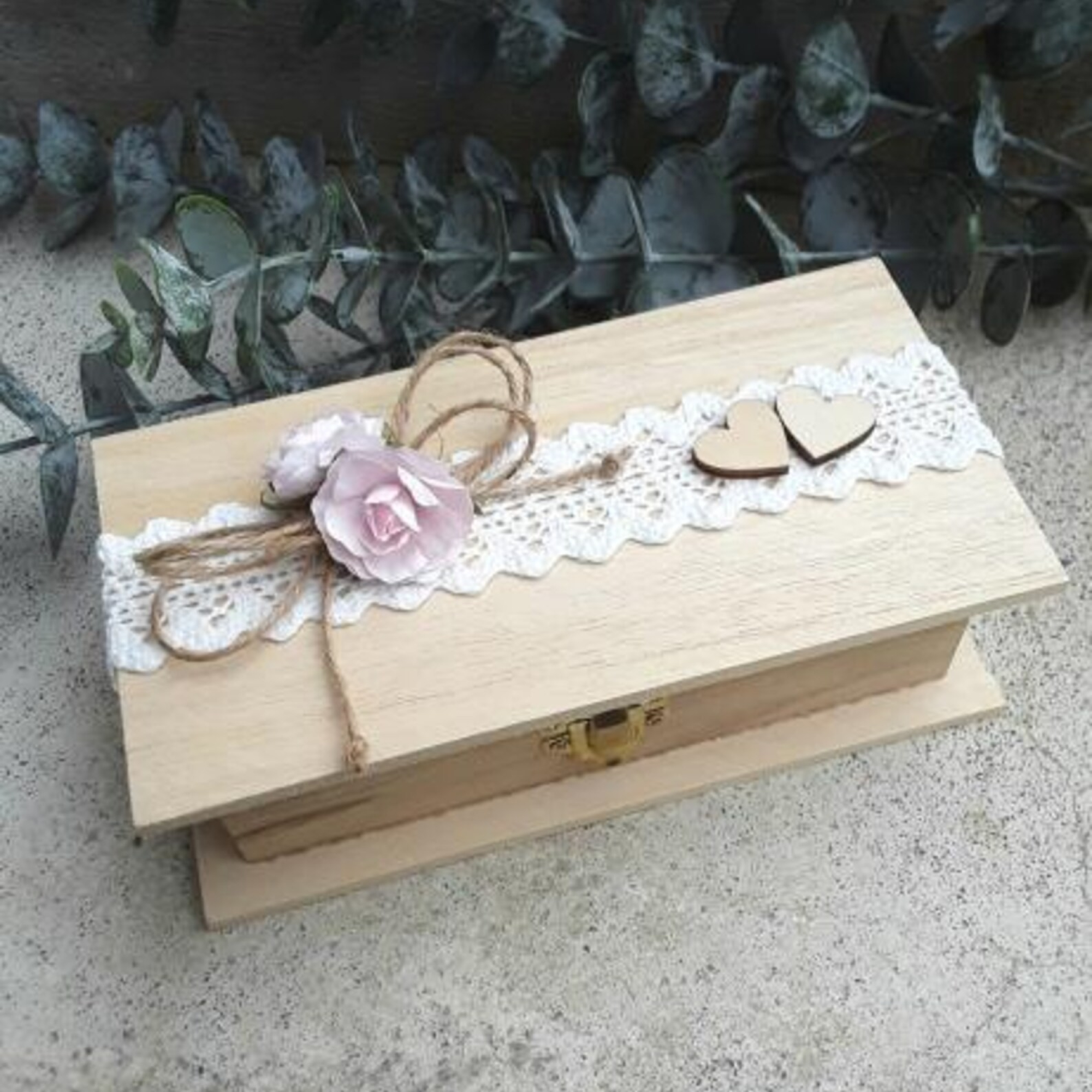 Preview: Geschenkbox Geldgeschenk Gutschein zur Hochzeit Holz Herzen rosa altrosa rot Ringbox personalisiert
