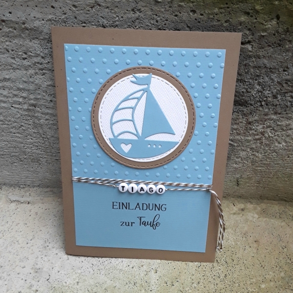 Einladungskarte zur Taufe vintage Boot Namensbändchen hellblau Kraft B6