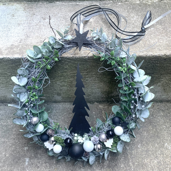 Moderner Türkranz Kranz schwarz grau silber weiß Advent Weihnachten Eukalyptuskranz Adventskranz