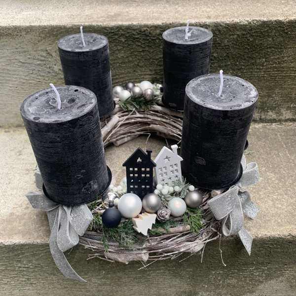 Besonderer Adventskranz grau weiss silber grau anthrazit schwarz rustic Kerzen