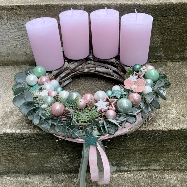 Besonderer Adventskranz eukalyptusgrün grün mint rosa altrosa rustikale Kerzen weiß Kranz Advent