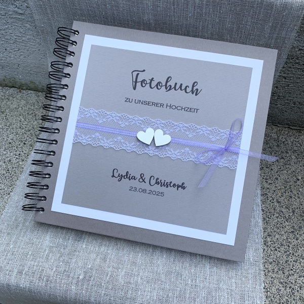 Personalisiertes Gästebuch zur Hochzeit vintage taupe grau weiß Spitze Herzchen Holz Hochzeitsgeschenk