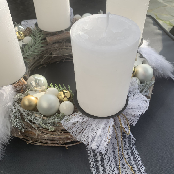 Besonderer Adventskranz weiss gold edel rustikale Kerzen Engelsflügel Spitze UNIKAT