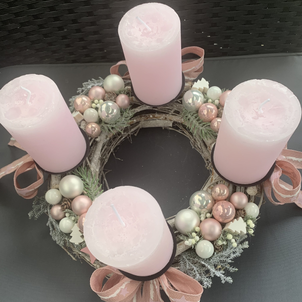 Besonderer Adventskranz rosa altrosa weiß rustikale rustic Kerzen