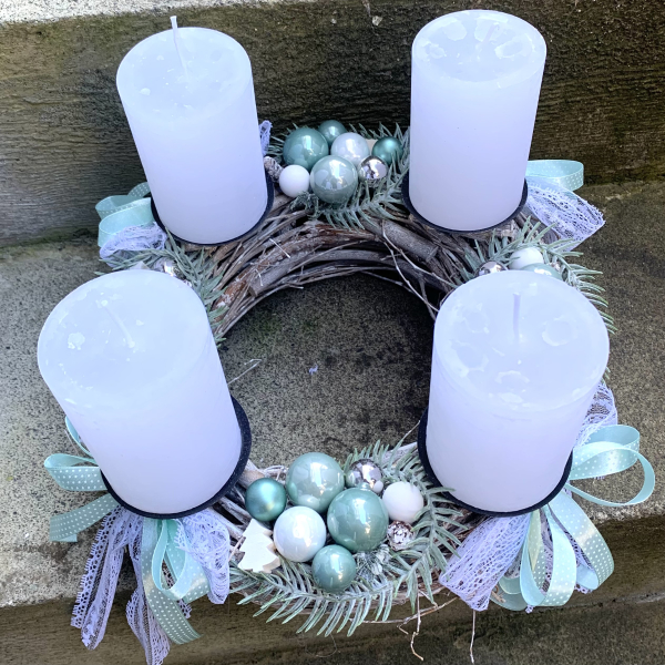 Besonderer Adventskranz eukalyptusgrün grün mint salbeigrün weiße Kerzen Kranz Advent UNIKAT