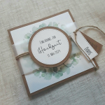 Einladungskarte zur Hochzeit Eukalyptus Eukalyptuskranz Kraft vintage greenery Initialen Banderole Namensanhänger